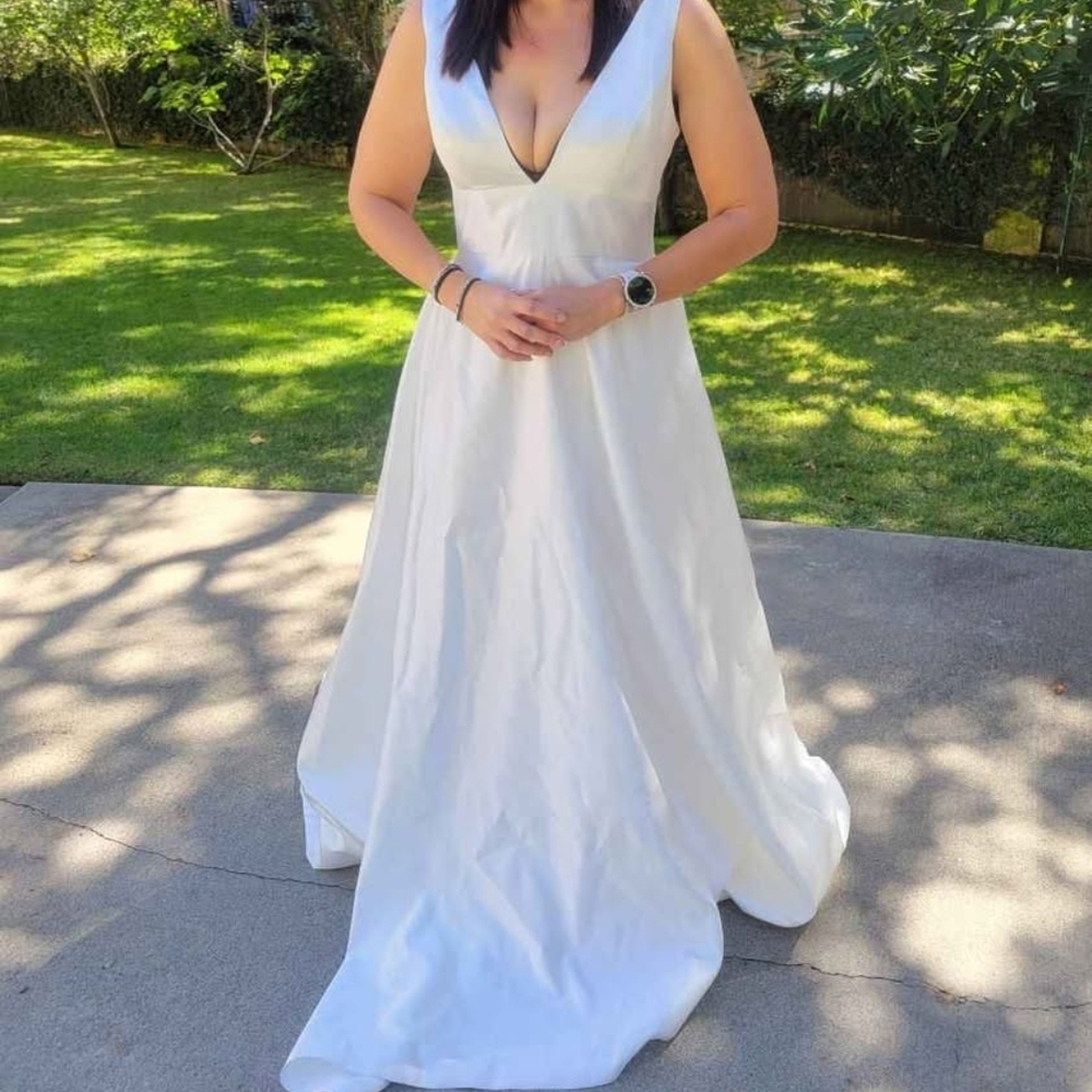 White Satin Sleeveless Wedding Dress
